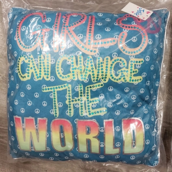๐๏ธ NWT Justice 2 Pillows Make A Setโ
- Picture 6 of 9